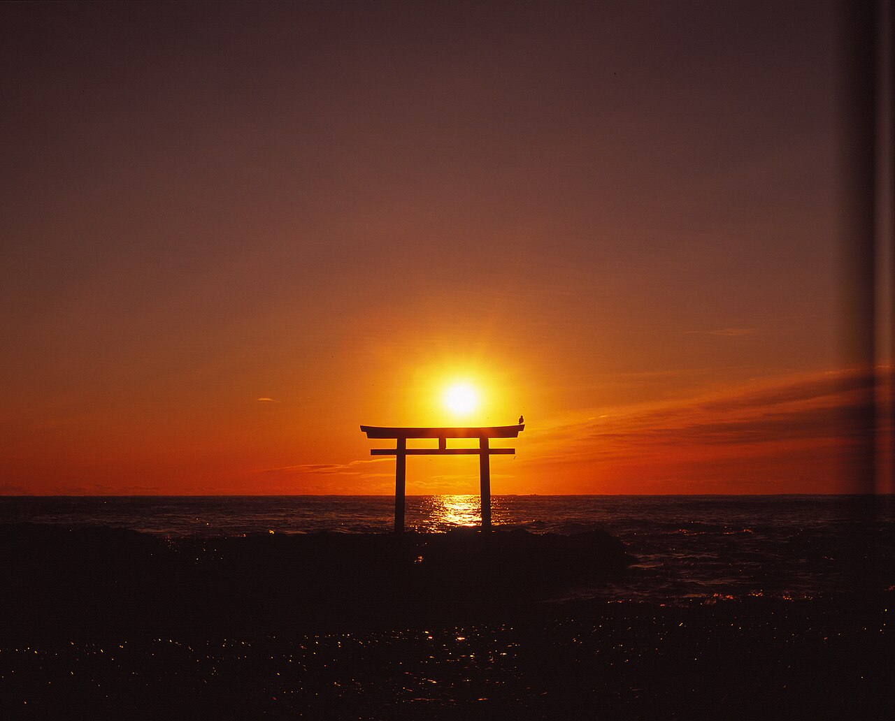 琵琶湖の朝日と、白鬚神社の湖上鳥居
